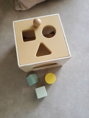 Moover Wooden Shape Sorter Toy in Beige, Yellow & Mint
